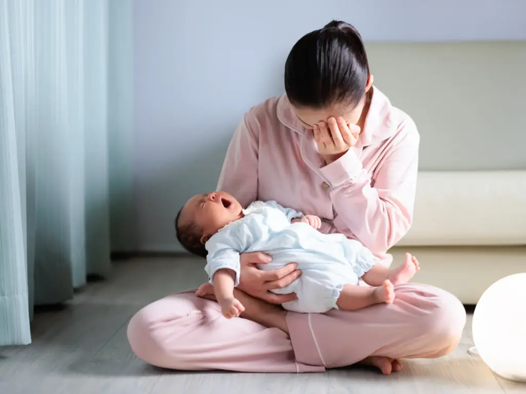 子どもの寝なきで眠れない女性