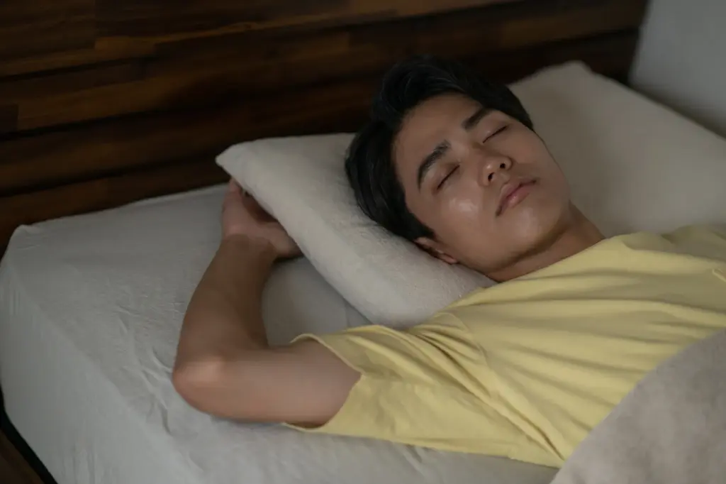 苦しそうに眠る男性