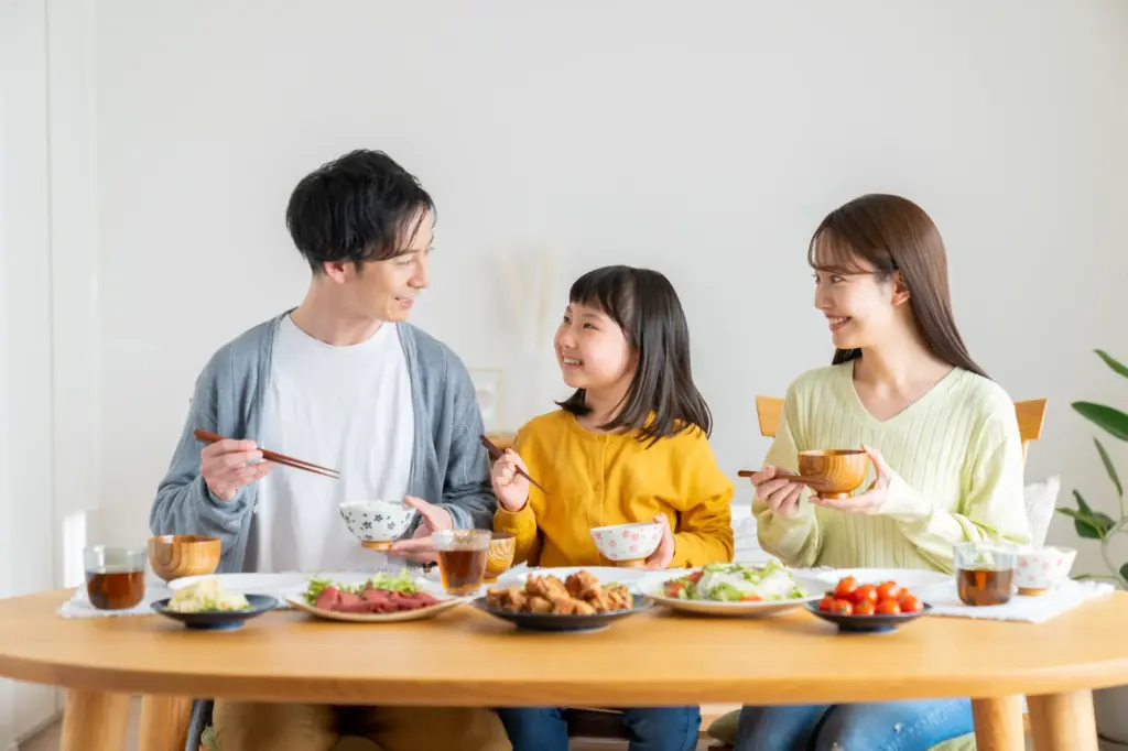 食事をする家族