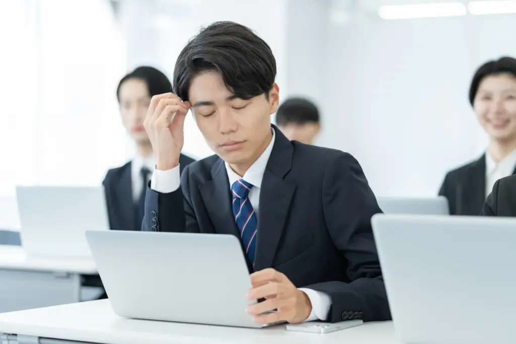 悩む男性