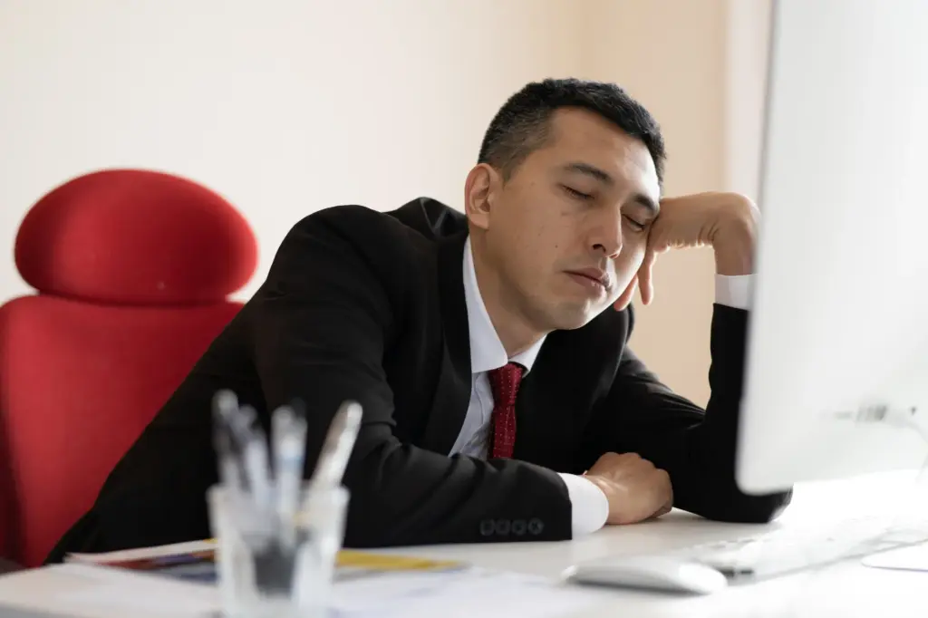眠そうにする男性