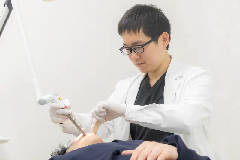 パルスサーミアによるいびき治療の様子。切らないレーザー治療で喉の粘膜を引き締めます。