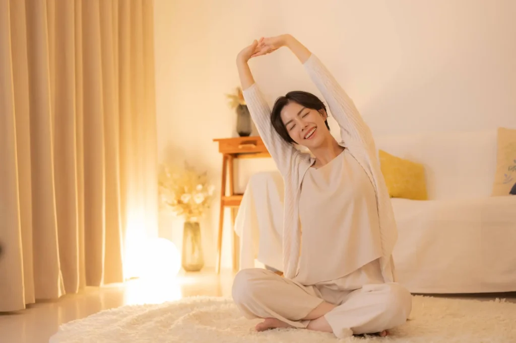 寝る前にストレッチをする女性