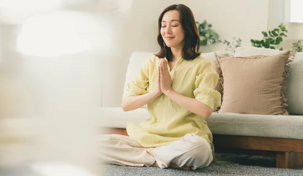 リラックスしながら深呼吸をする女性